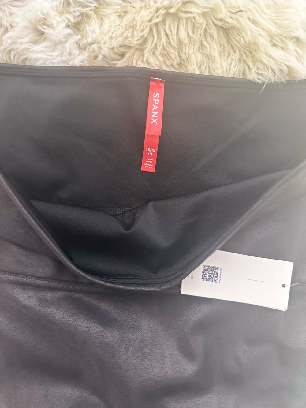 SPANX Faux Leather High-Waist Jeggings in Black. - Picture 4 of 4